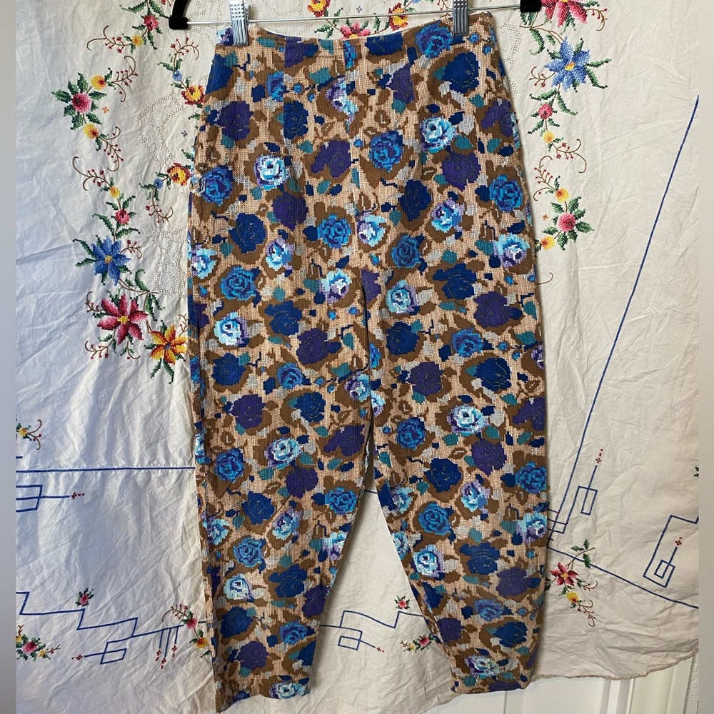 1950s VINTAGE BLUE FLORAL CORDUROY CIGARETTE CAPRI JEANS